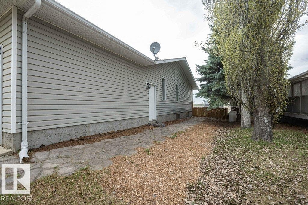 5116 51 AV — photo 5