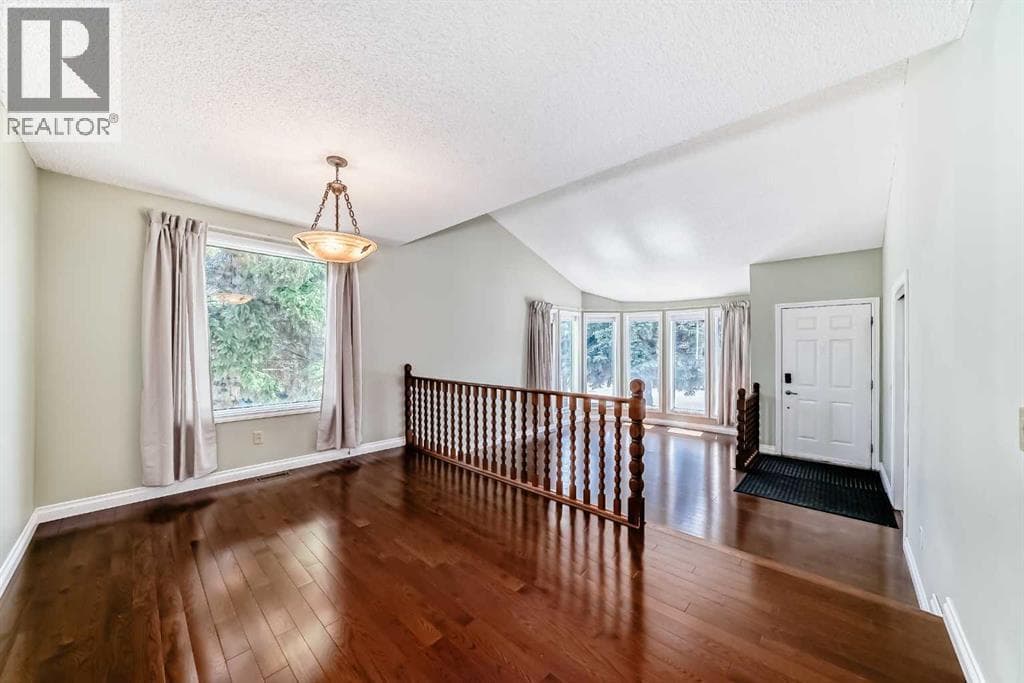 55 Woodstock Way SW — photo 4