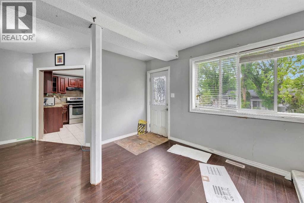 4825 45 Street — photo 4