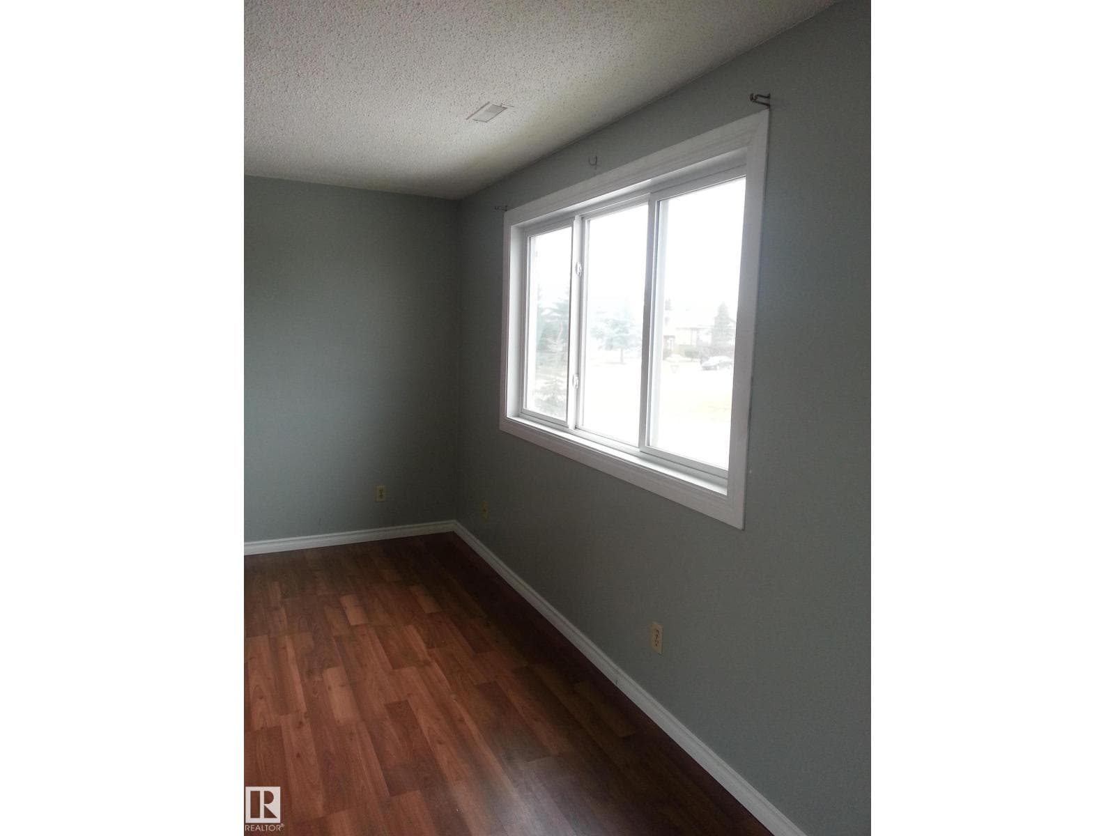 8433 29 AV NW — photo 4