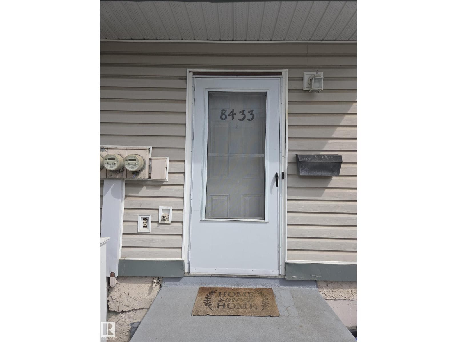 8433 29 AV NW — photo 2