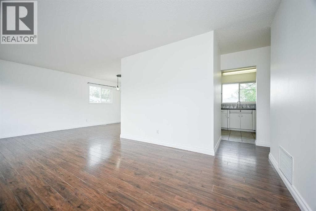 10241 111 Avenue — photo 5