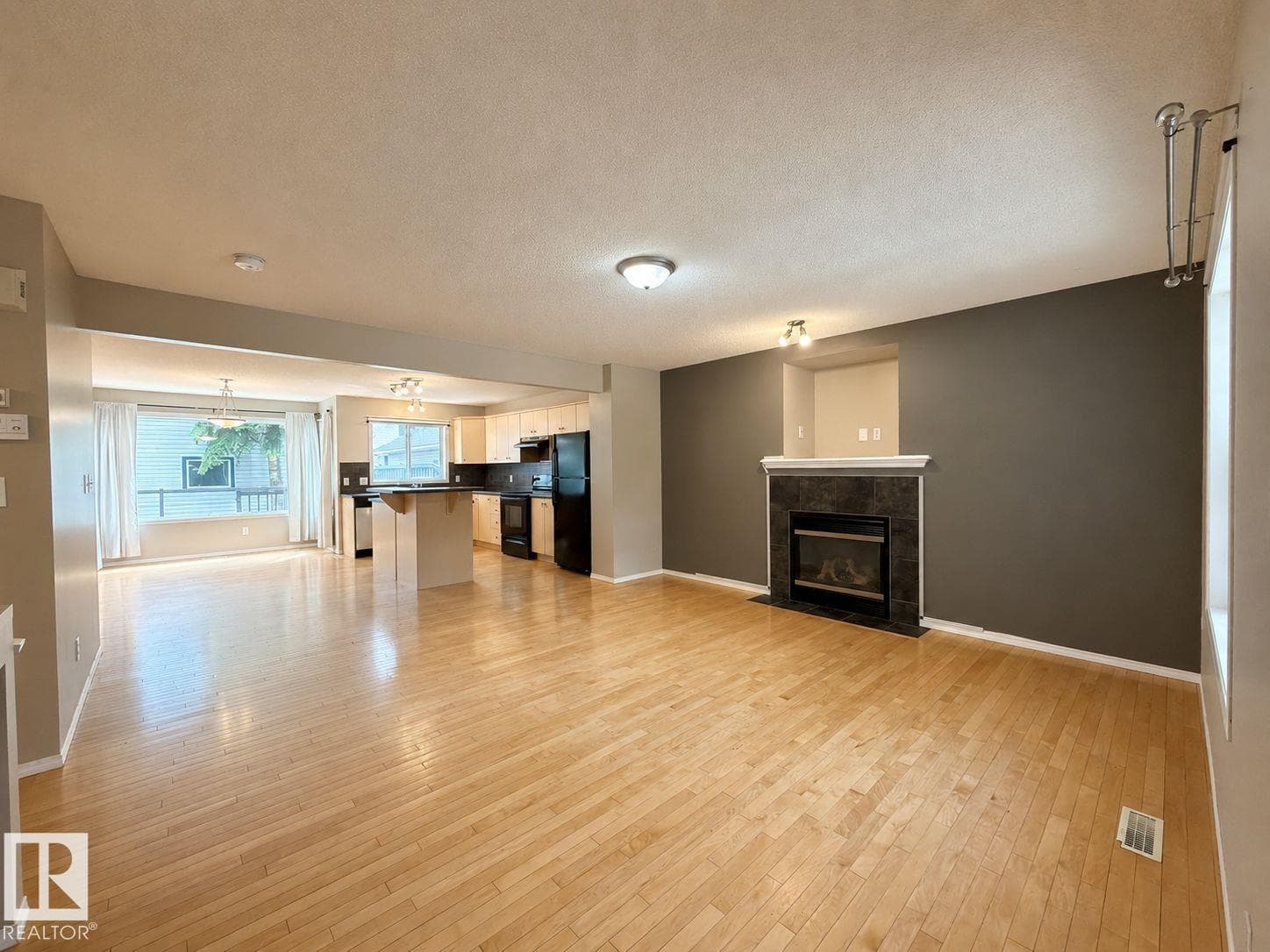 12207 16 AV SW — photo 3