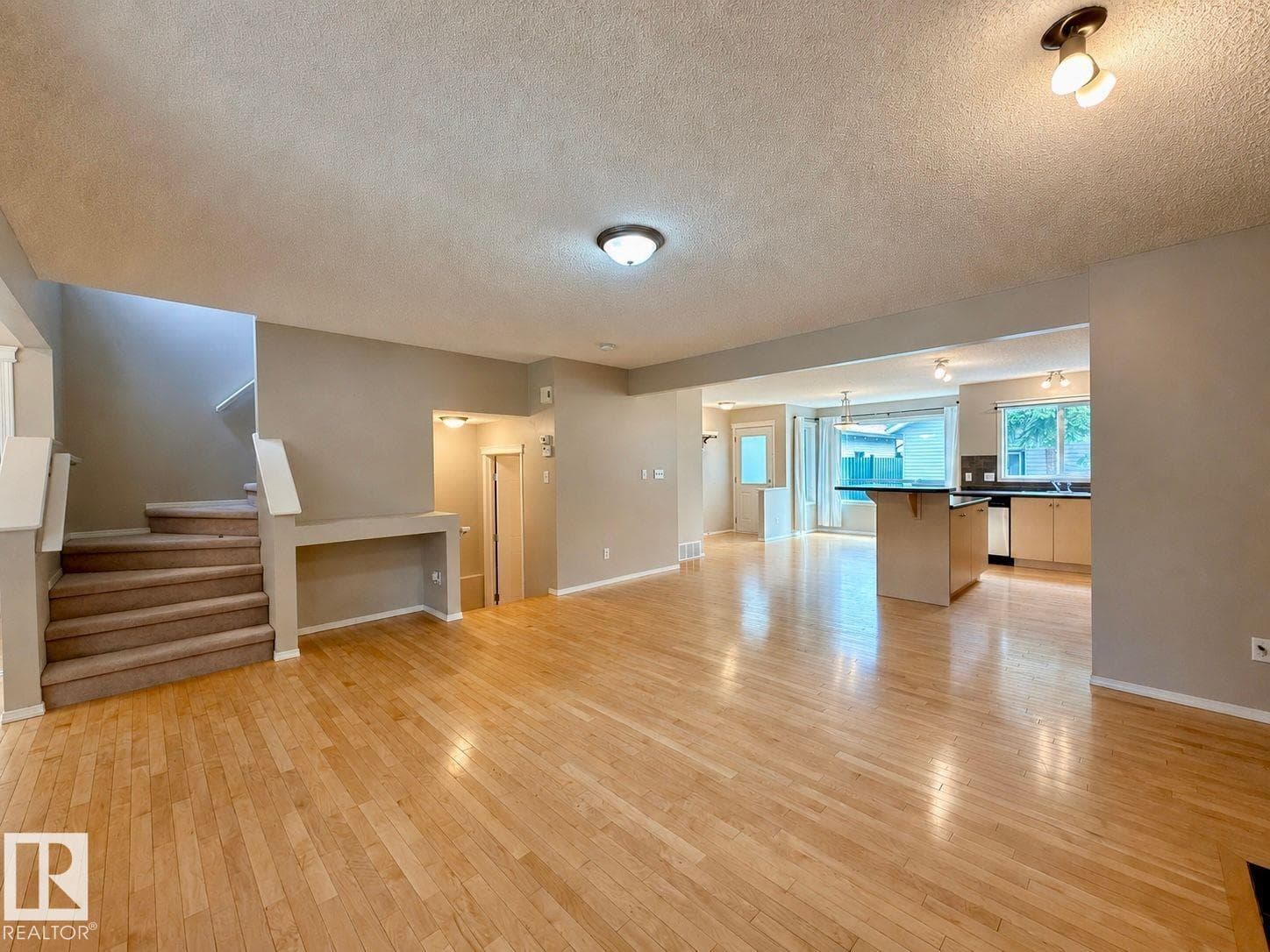 12207 16 AV SW — photo 4