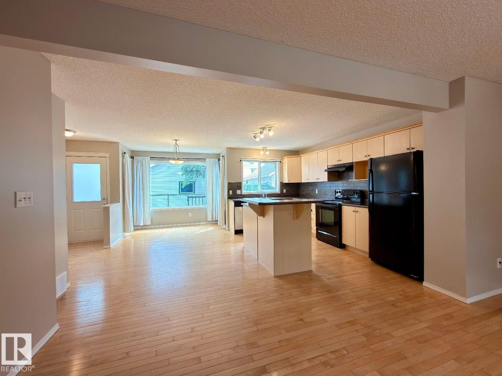 12207 16 AV SW — photo 5