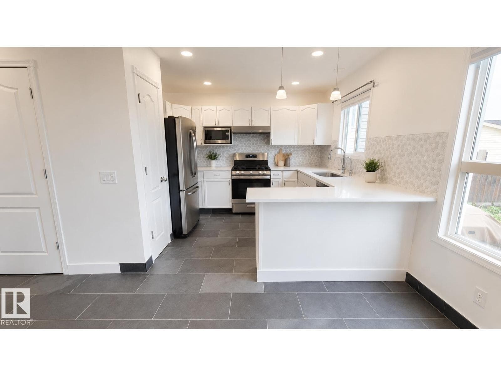 4756 156 AV NW — photo 5