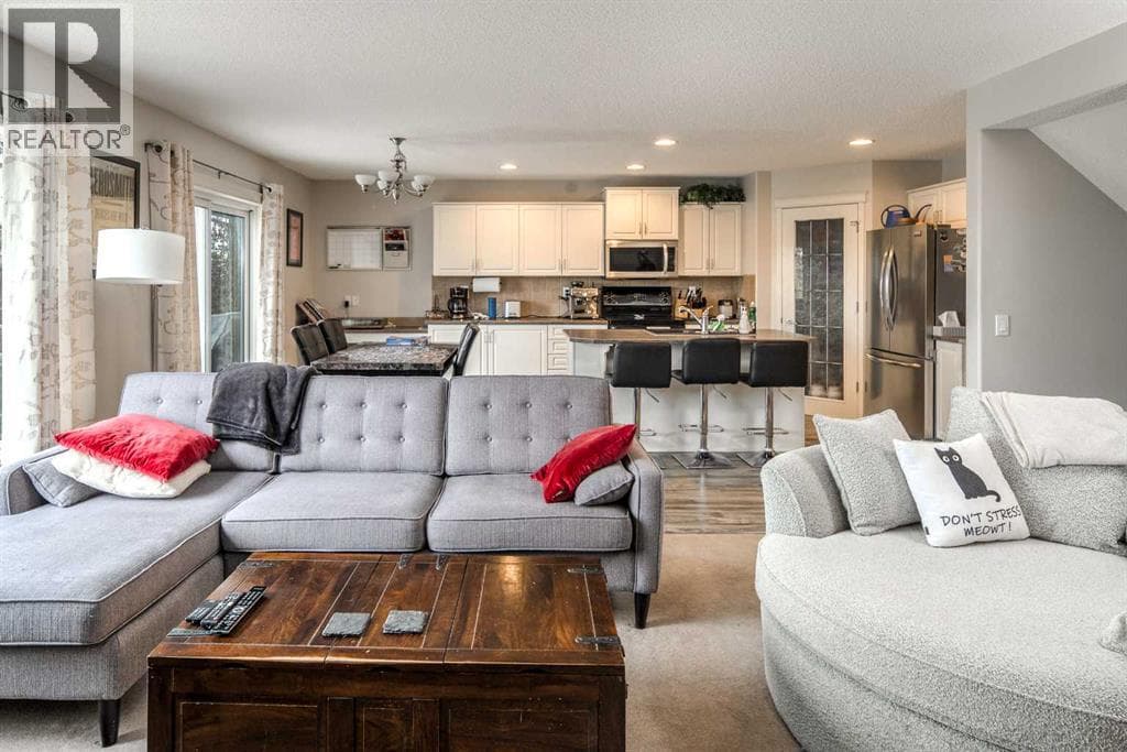 4 Springbank Bay SW — photo 2
