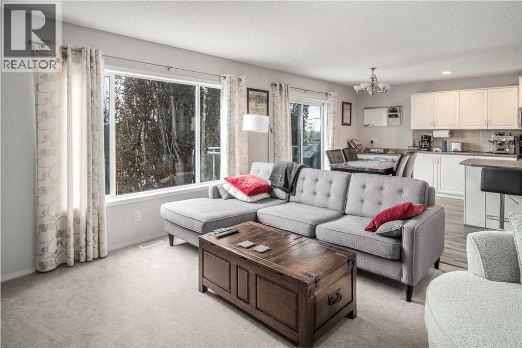 4 Springbank Bay SW — photo 3