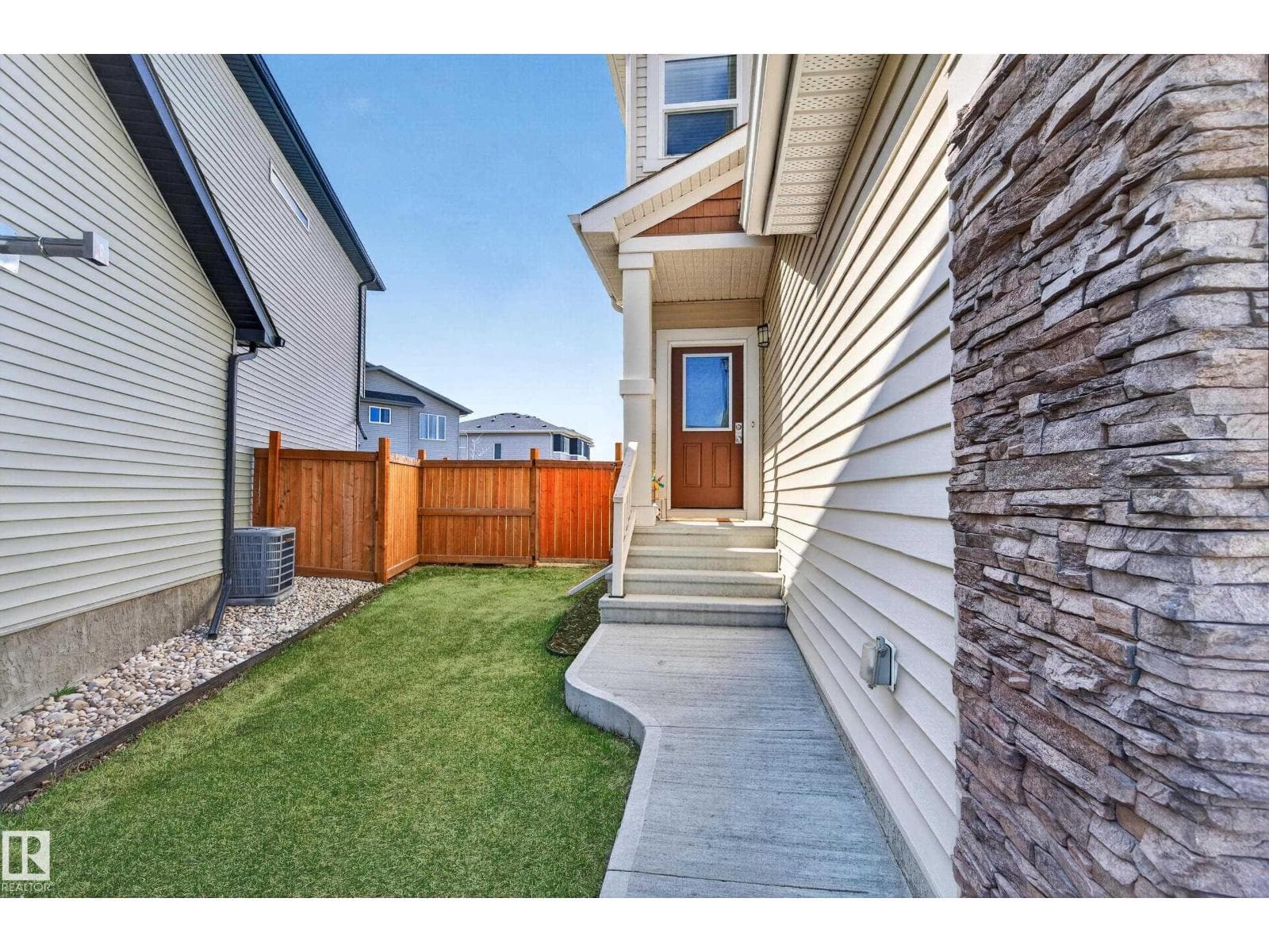 934 BERG PL — photo 4