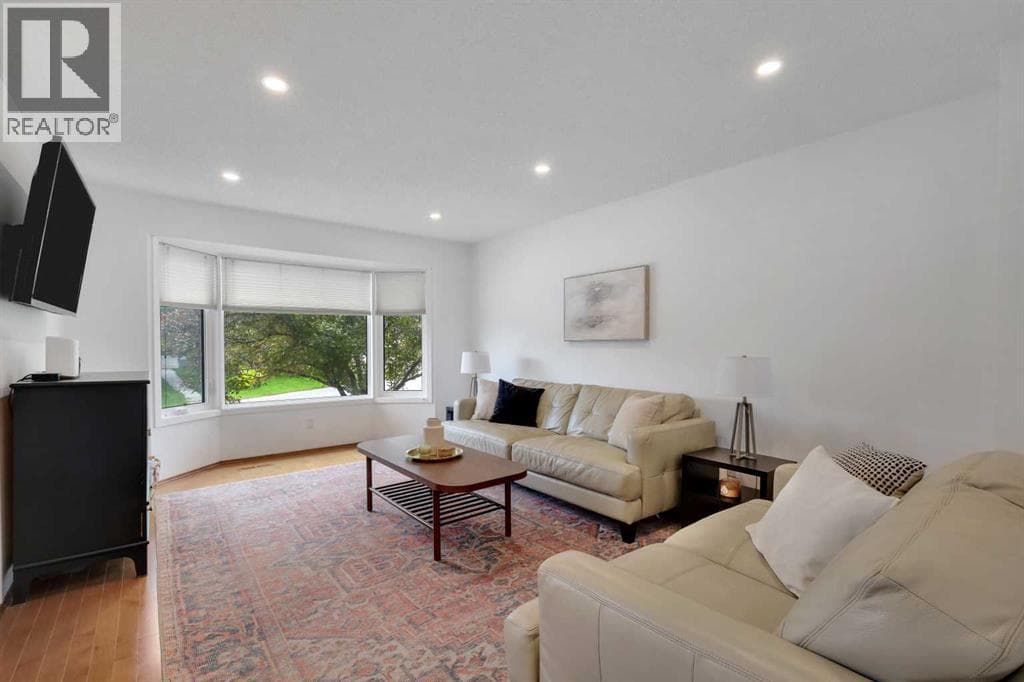 81 Strathcona Crescent SW — photo 2