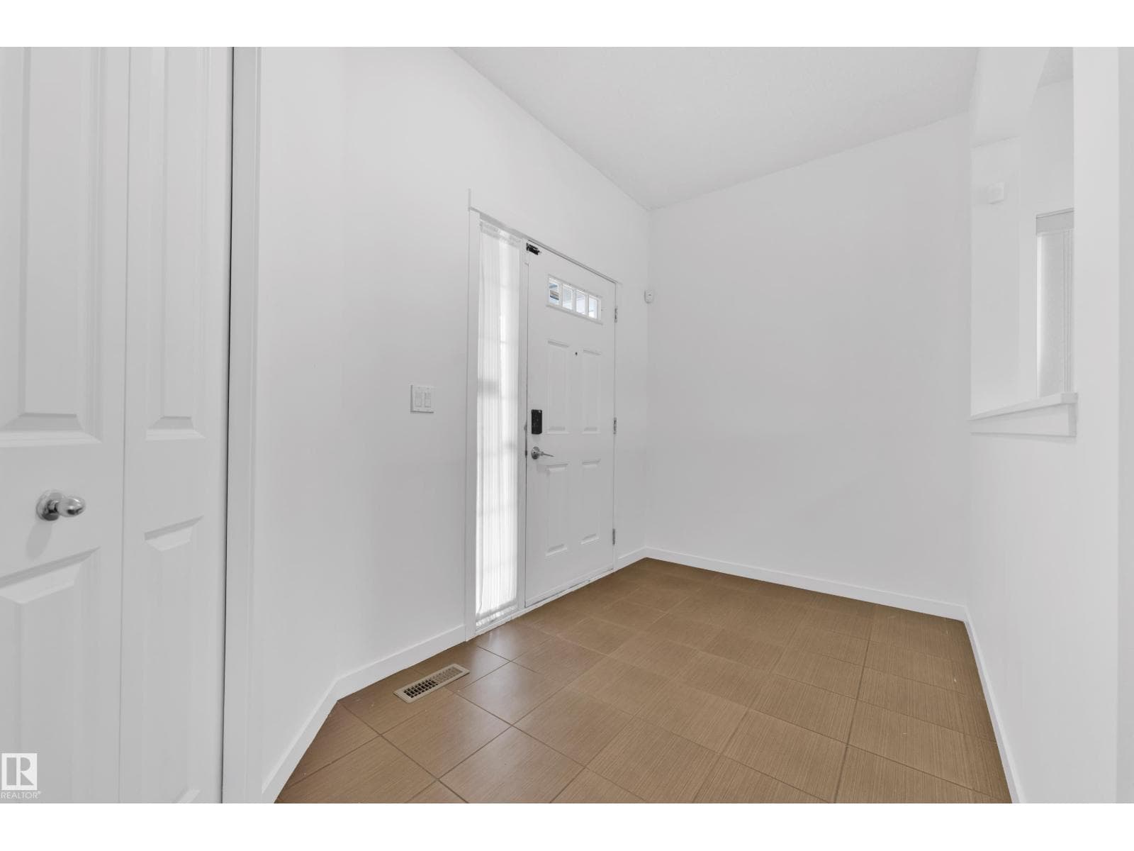 5432 20 AV SW — photo 3