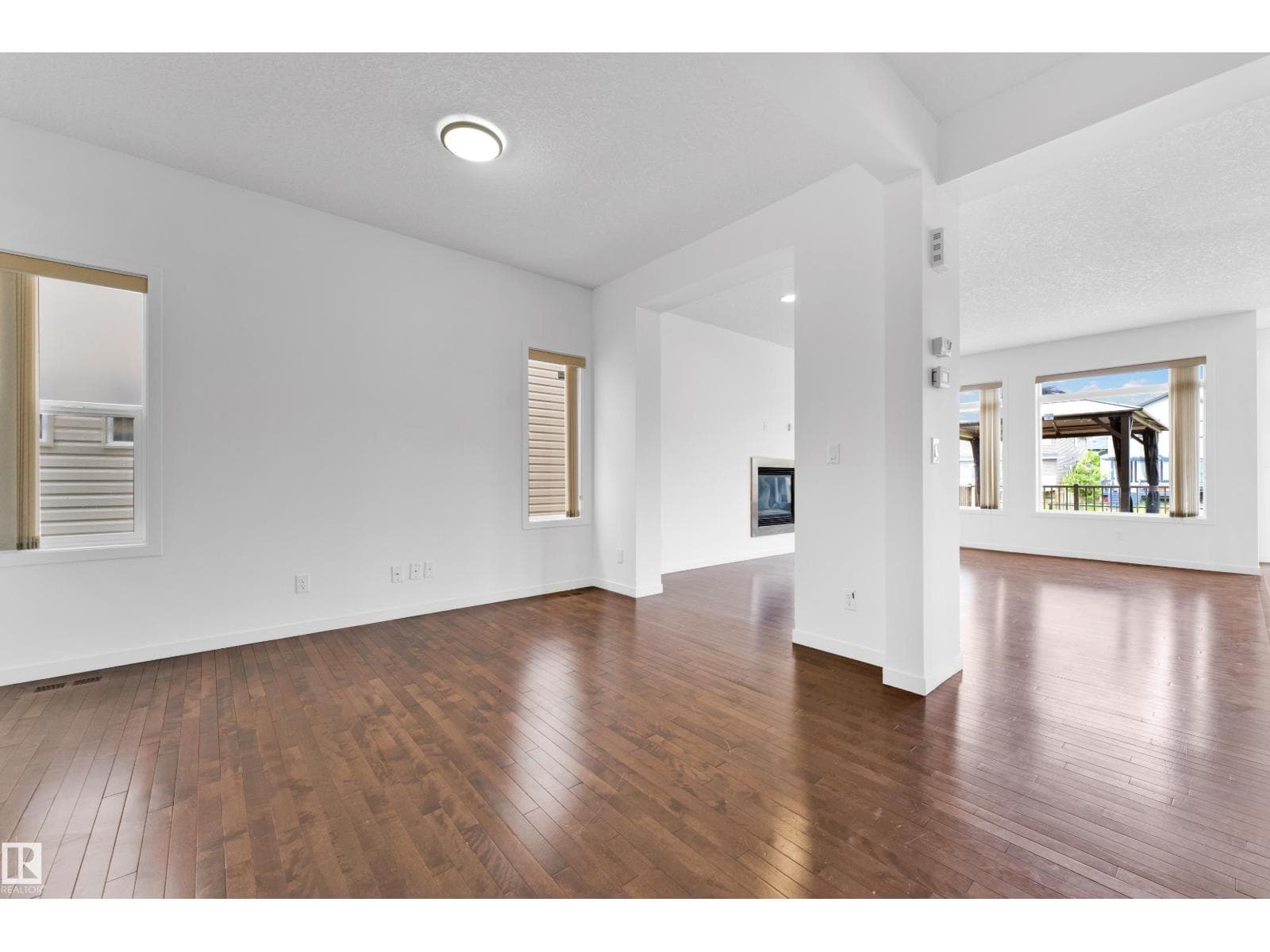 5432 20 AV SW — photo 4