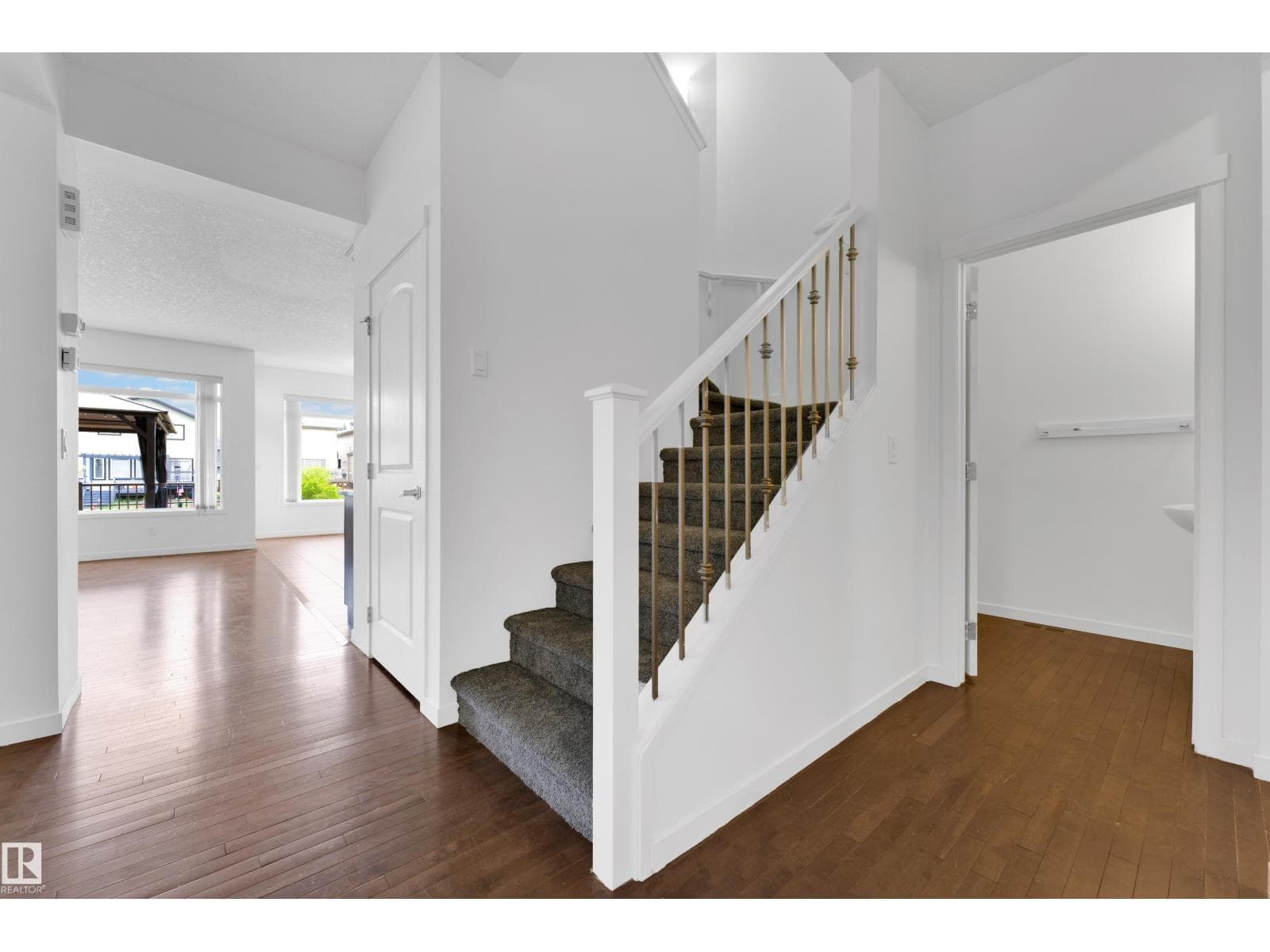 5432 20 AV SW — photo 5