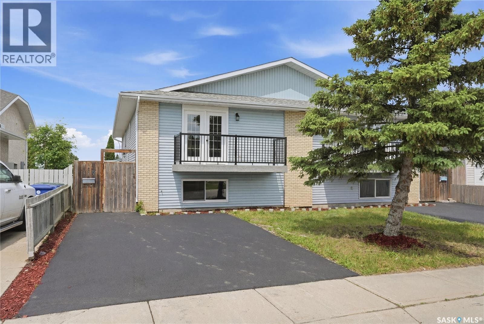 116 (114) Hall CRESCENT — photo 2