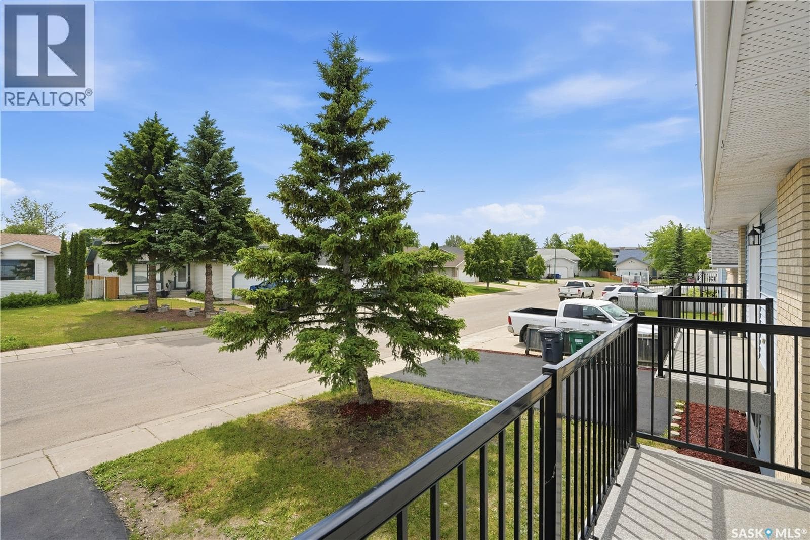 116 (114) Hall CRESCENT — photo 3