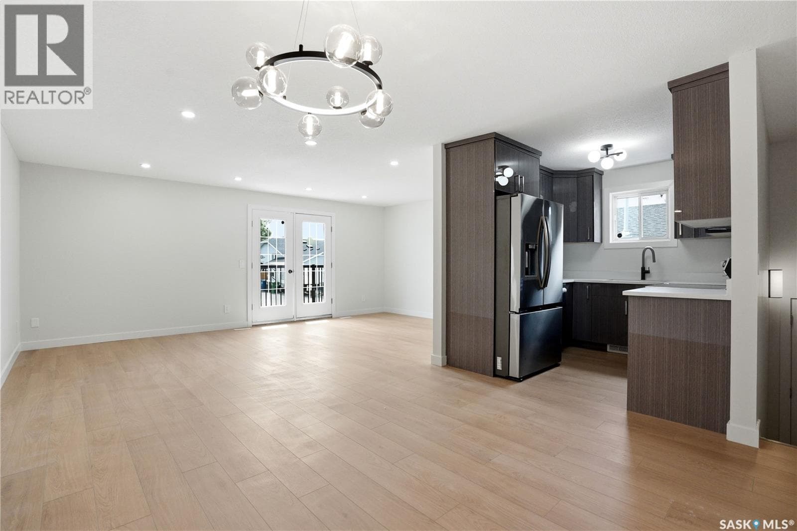 116 (114) Hall CRESCENT — photo 5