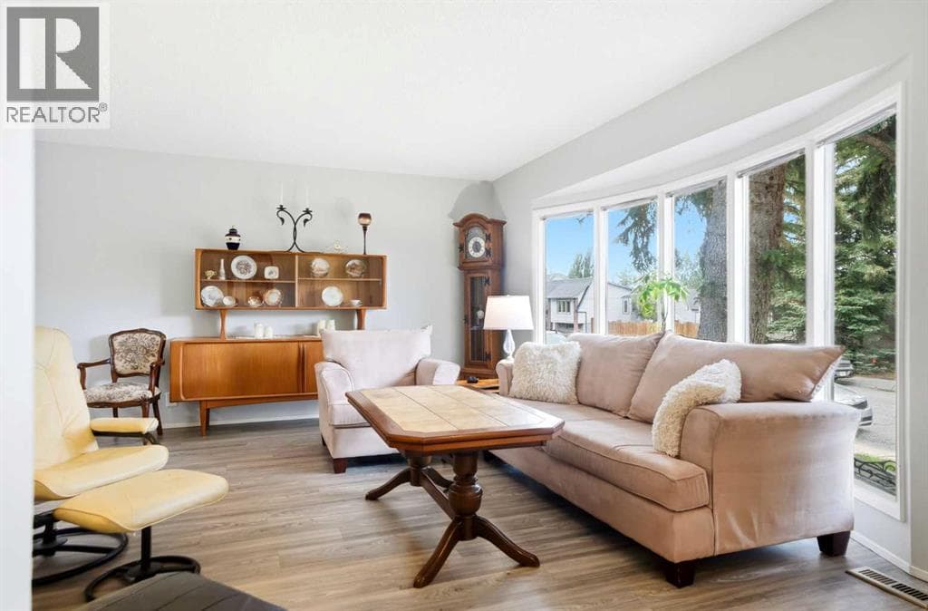442 Queensland Place SE — photo 2