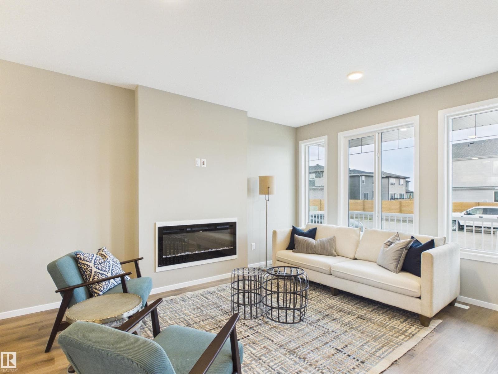 1098 MCLEOD AV — photo 3