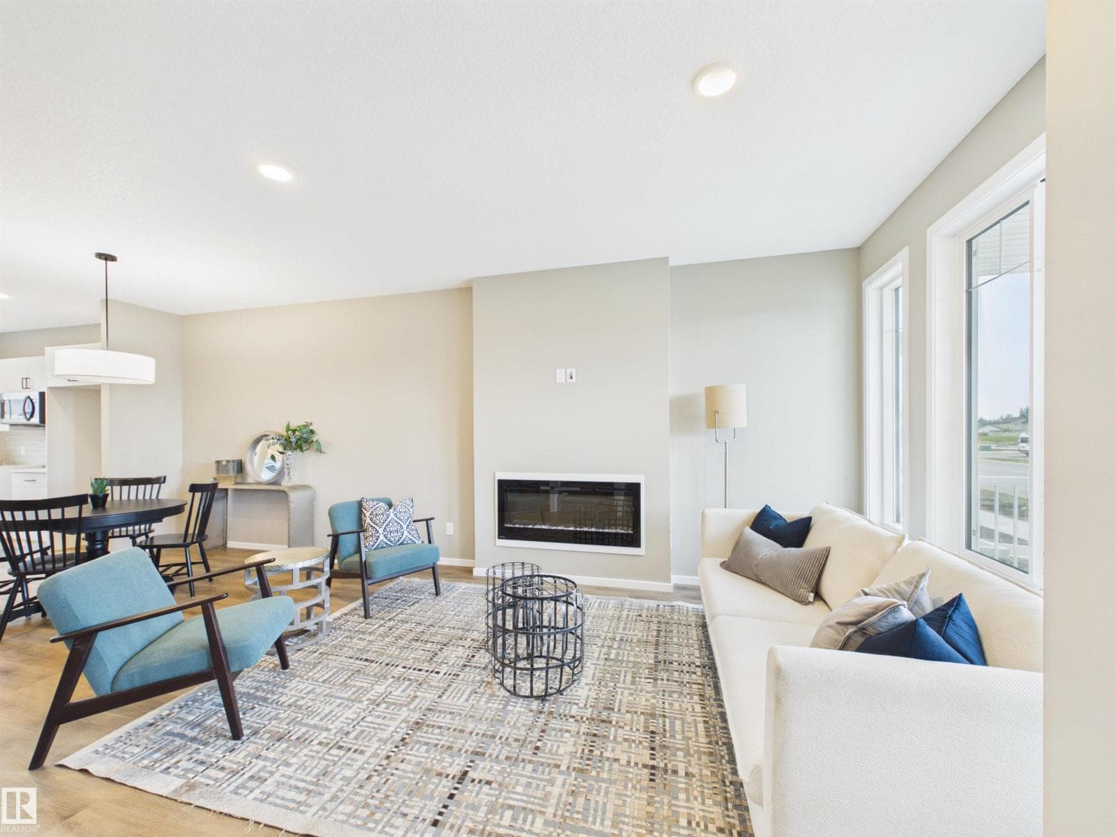 1098 MCLEOD AV