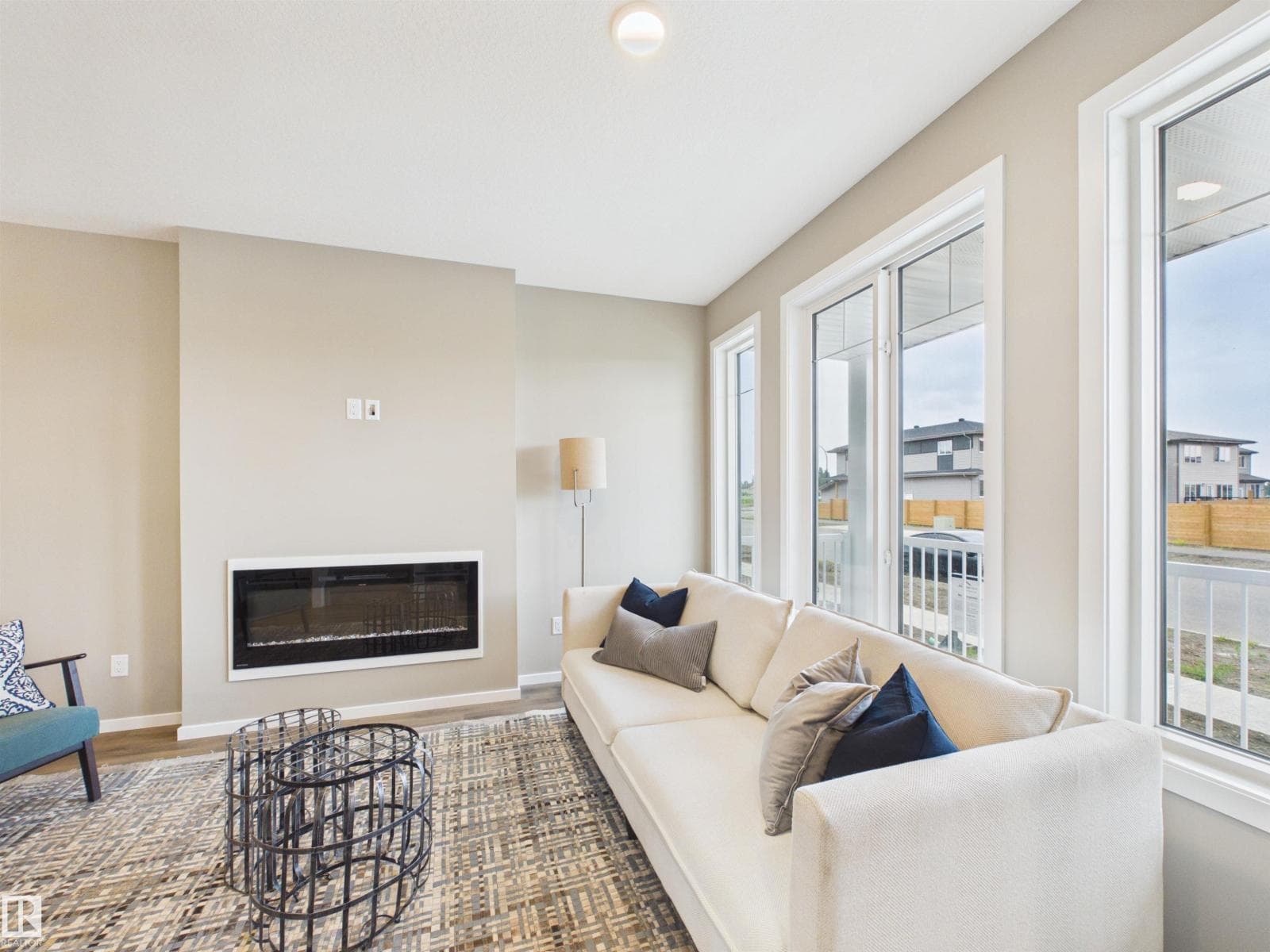 1098 MCLEOD AV — photo 2