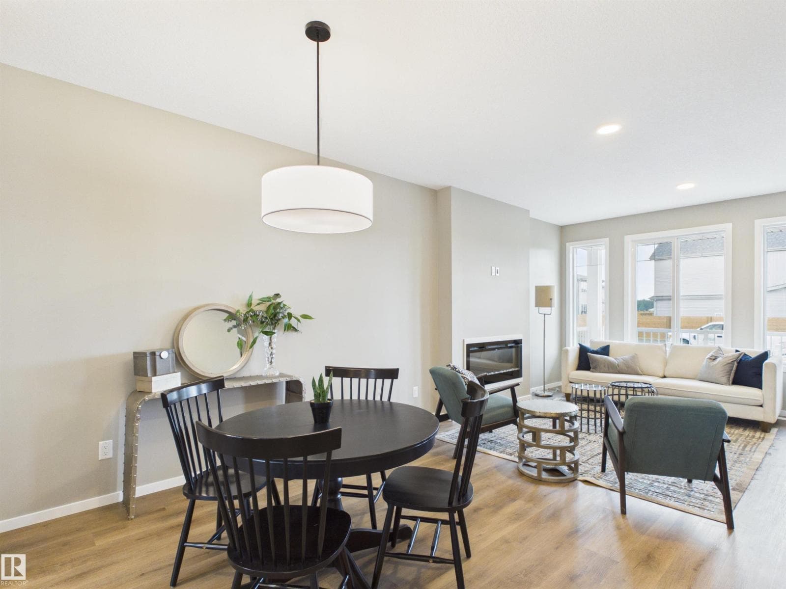 1098 MCLEOD AV — photo 5