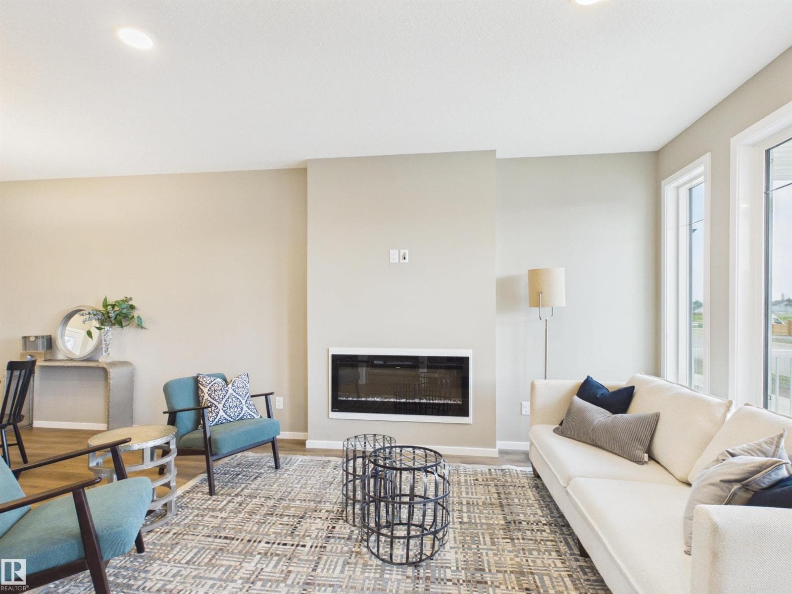 1098 MCLEOD AV — photo 4