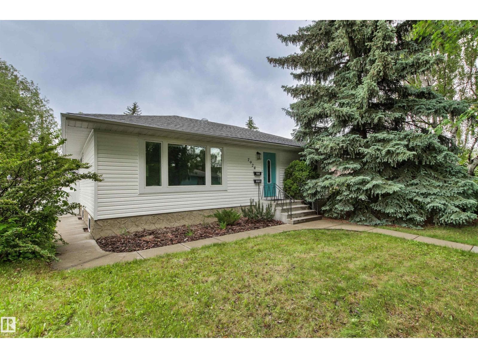 7924 89 AV NW — photo 2
