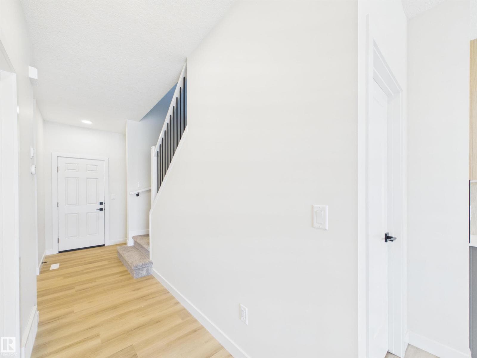 189 CALEDON CR — photo 2