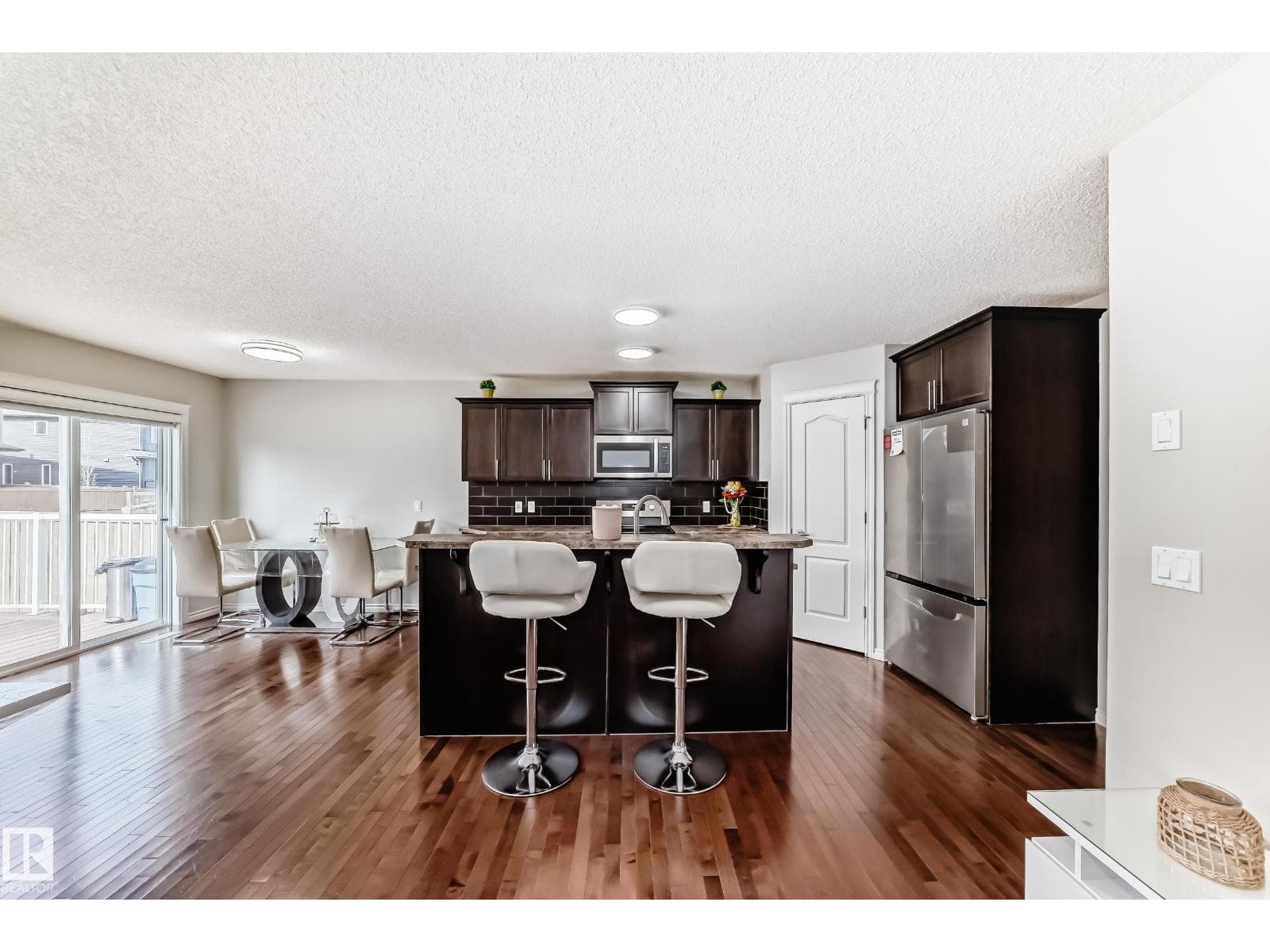6419 18 AV SW — photo 2