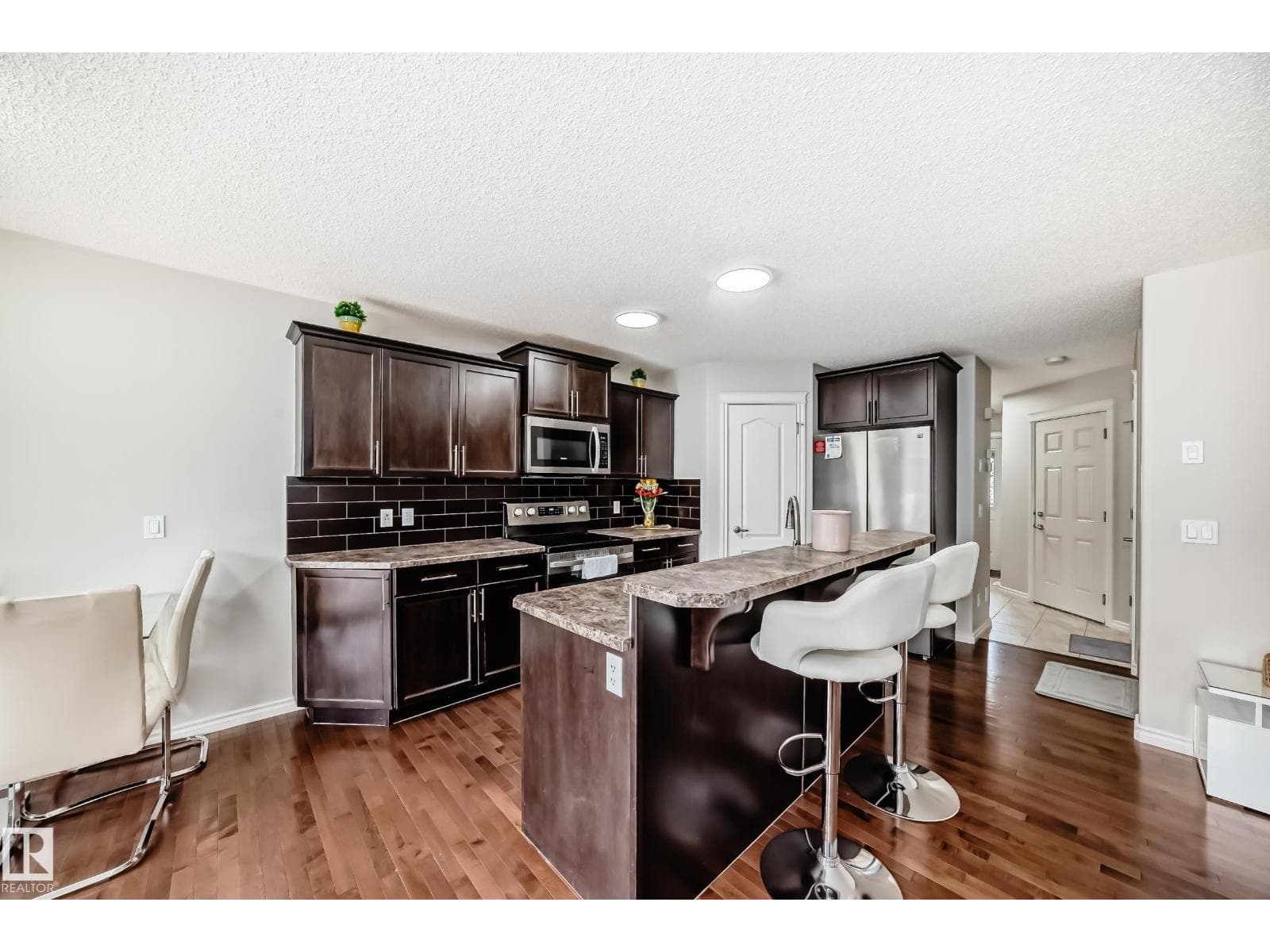 6419 18 AV SW — photo 4