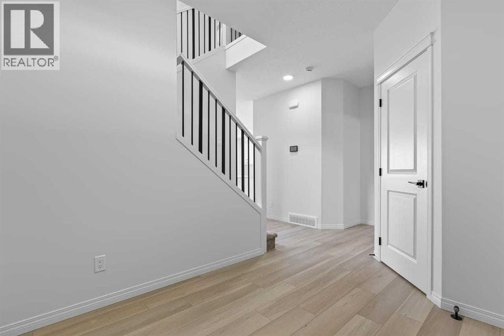 138 Corner Glen Square NE — photo 2