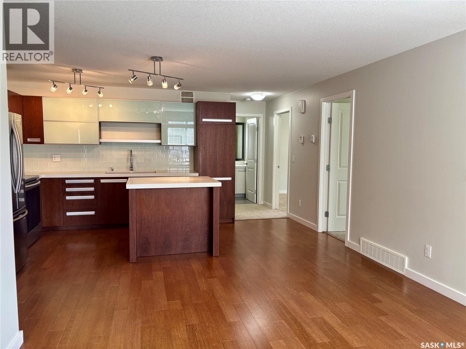 801 1015 Patrick CRESCENT — photo 2