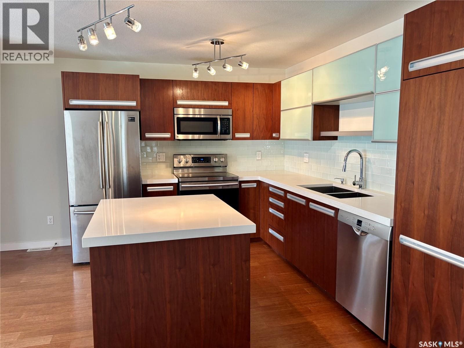 801 1015 Patrick CRESCENT — photo 3