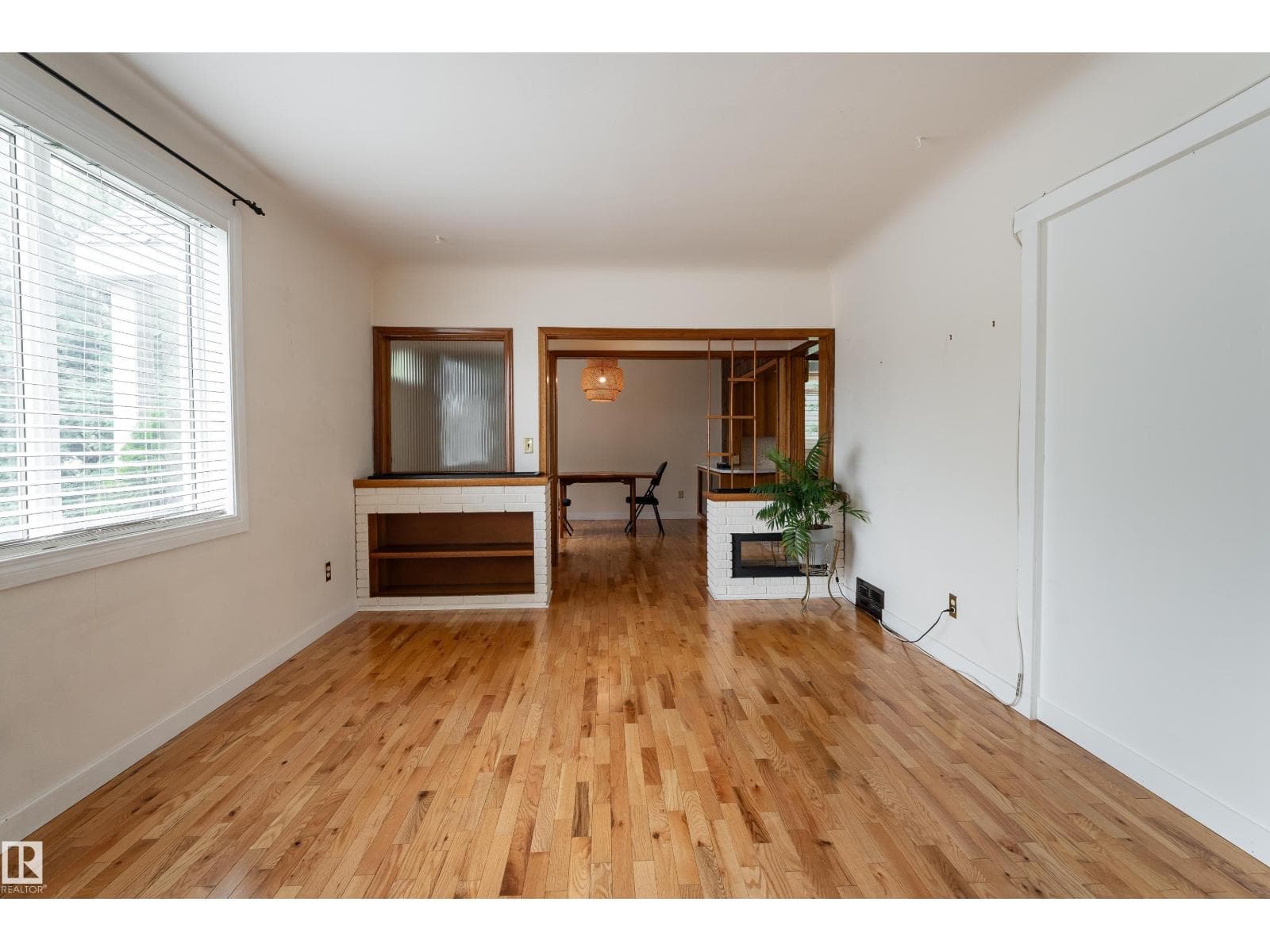 7528 82 AV NW — photo 4