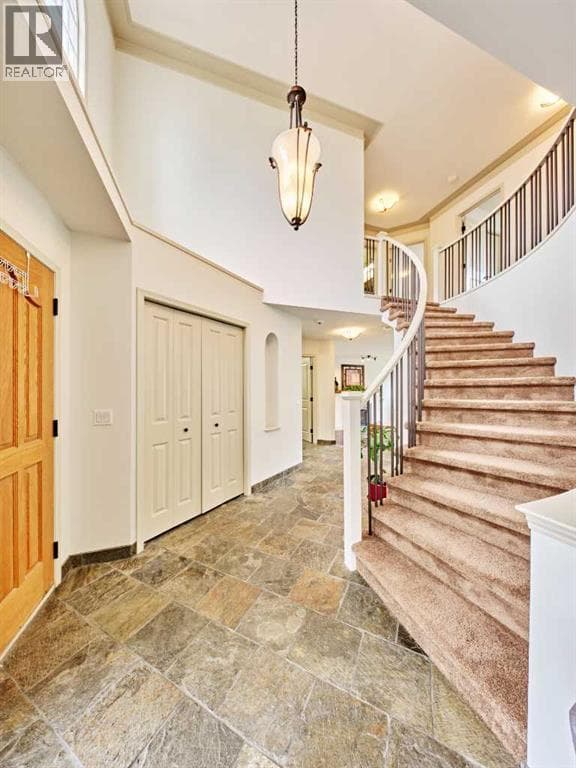 243 Hampshire Close NW — photo 3