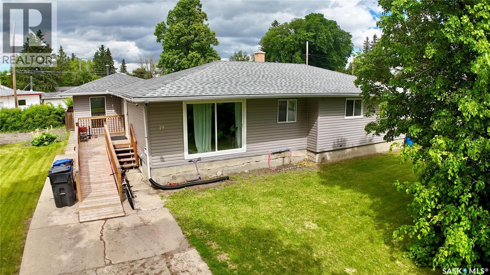 19 Logan CRESCENT W