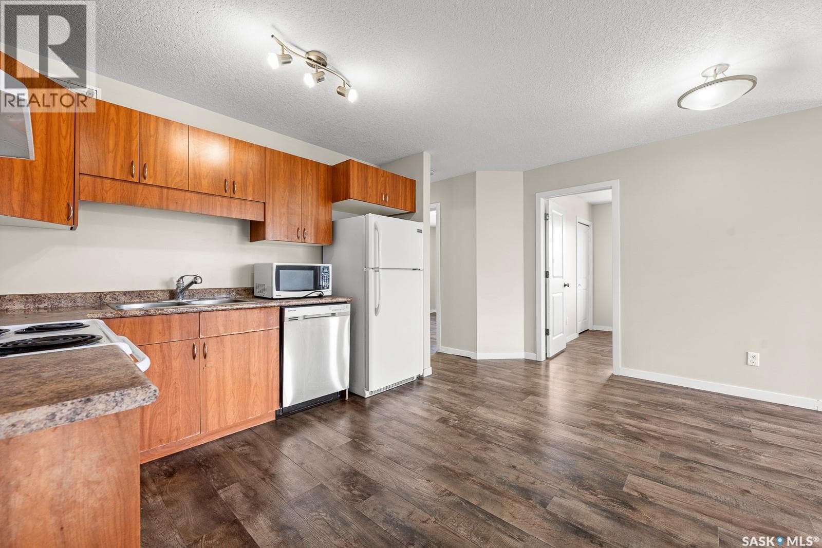 101 5051 JAMES HILL ROAD — photo 3