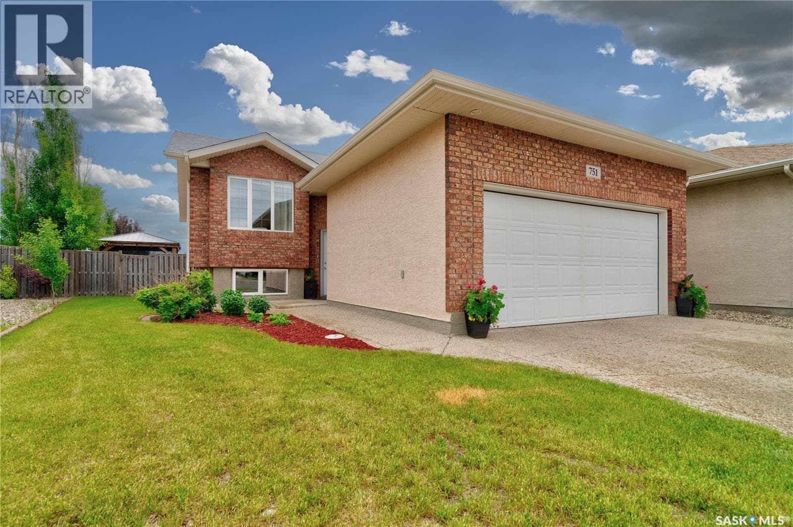 751 Bluebird CRESCENT — photo 2