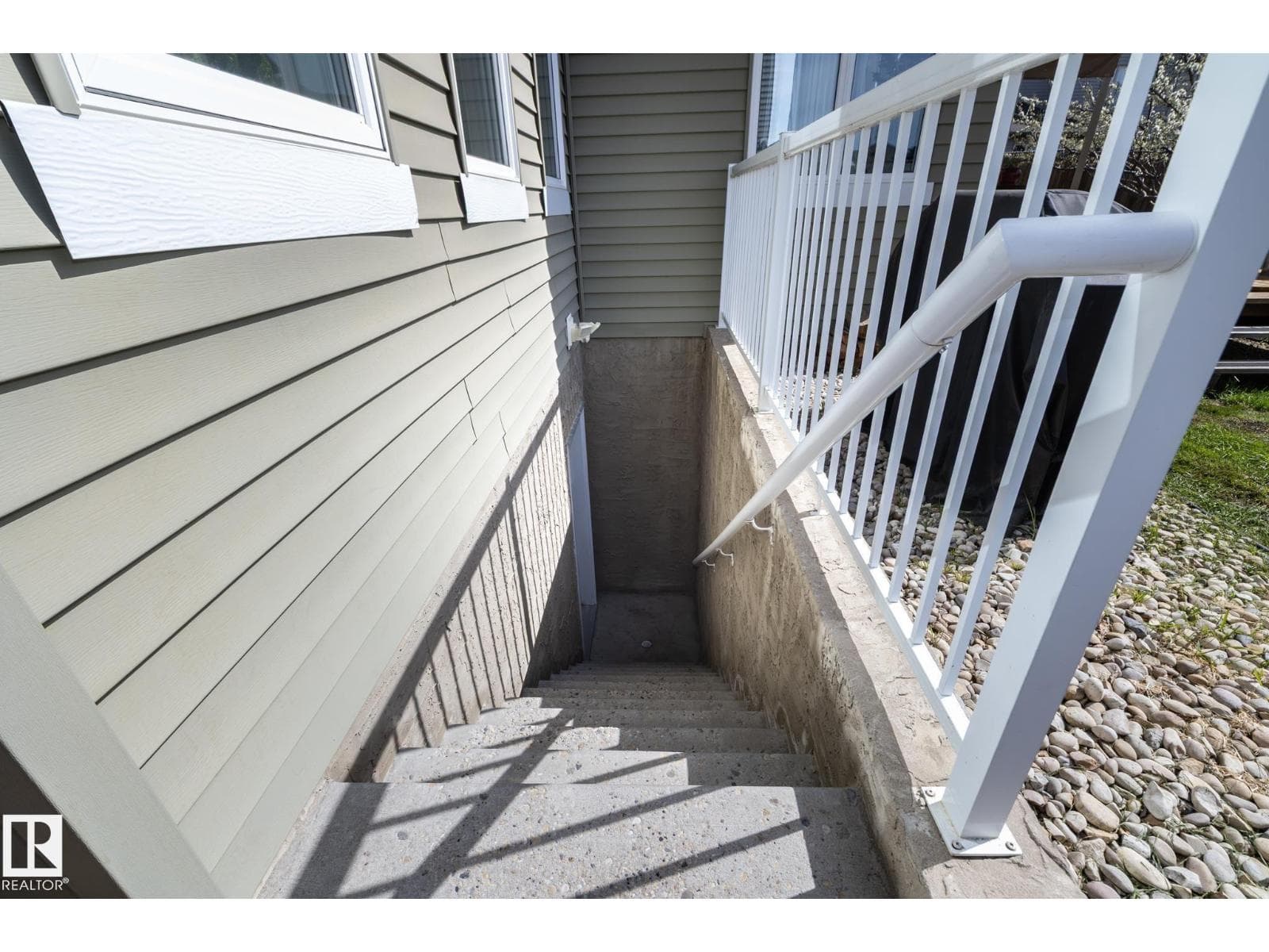5315 17 AV SW — photo 4