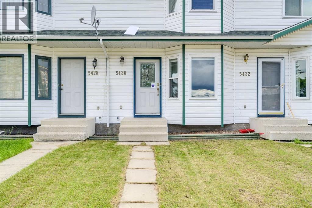 5430 45 Street — photo 2