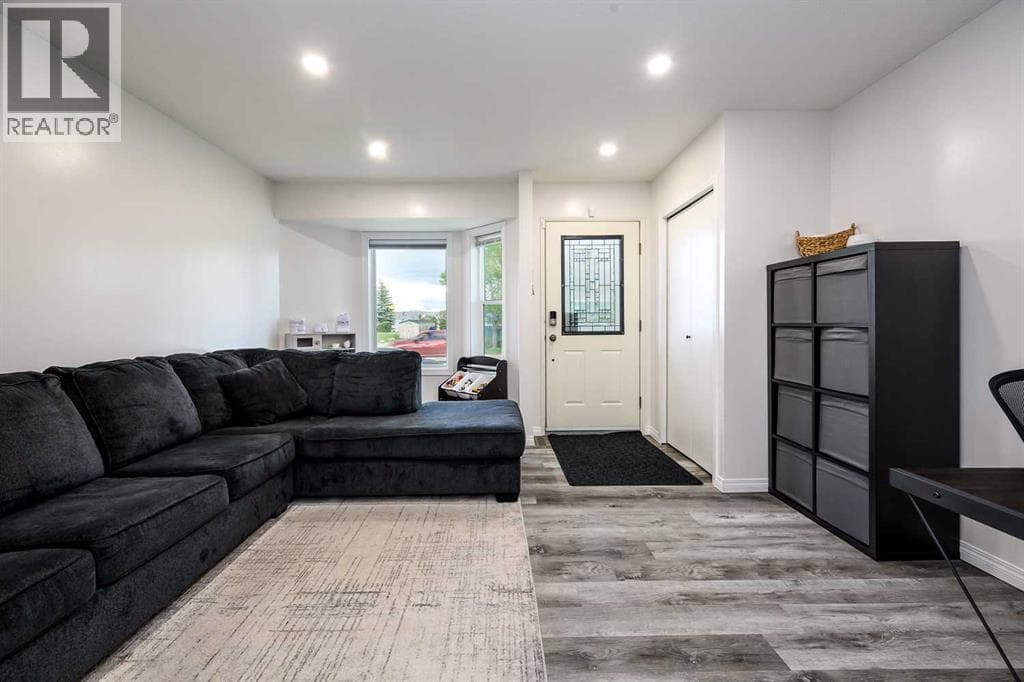5430 45 Street — photo 3