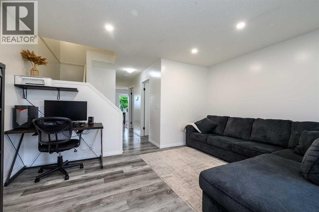 5430 45 Street — photo 5