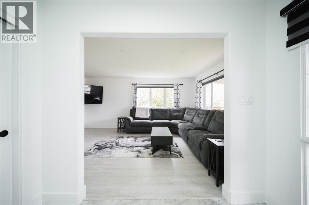 604 Athabasca Avenue — photo 4