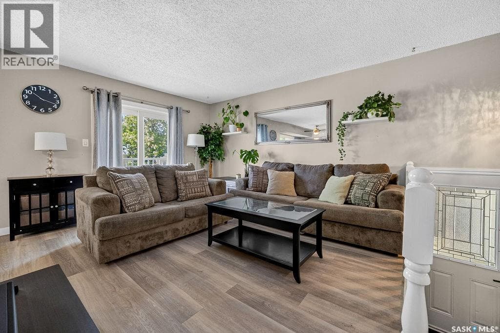890 Samuels CRESCENT N — photo 5