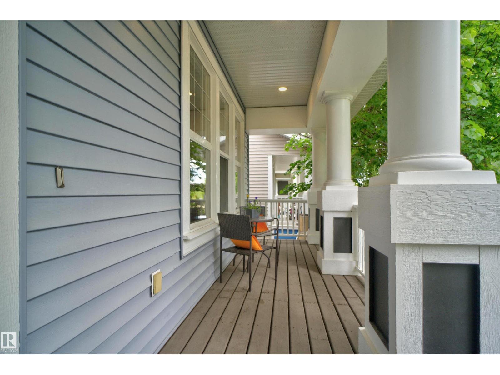 6928 22 AV SW — photo 2