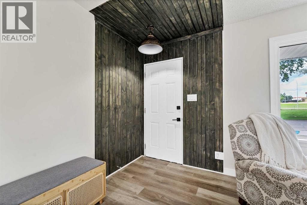 1005 Bullivant Crescent SW — photo 3