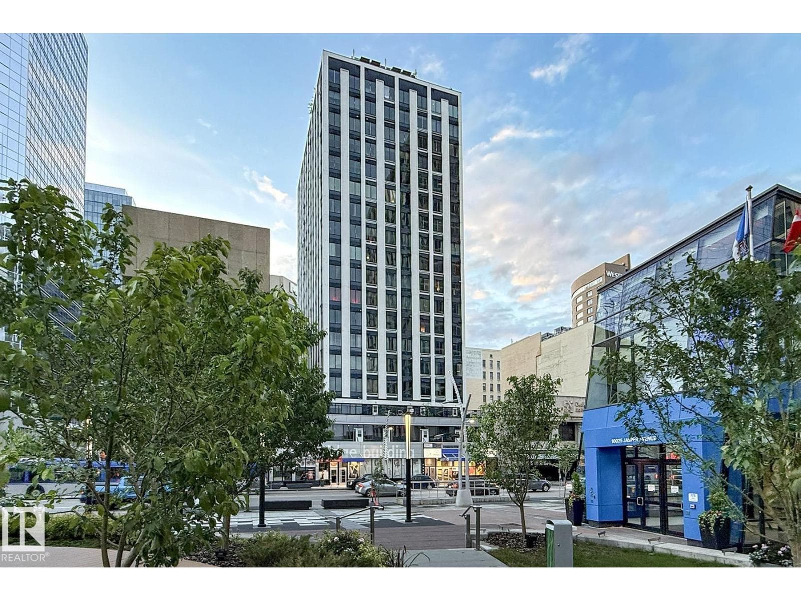 #411 10024 JASPER AV NW — photo 2