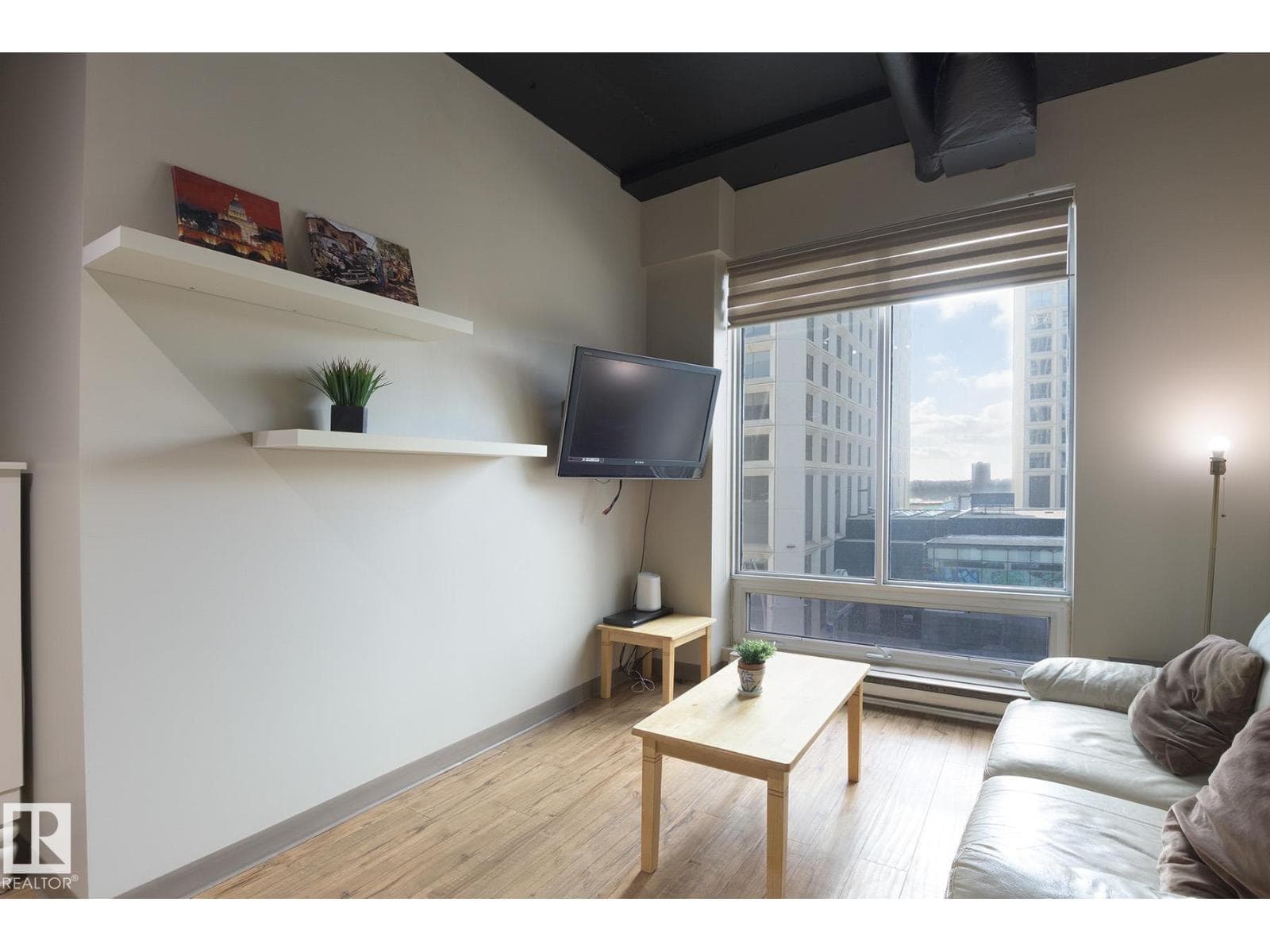 #412 10024 JASPER AV NW — photo 2