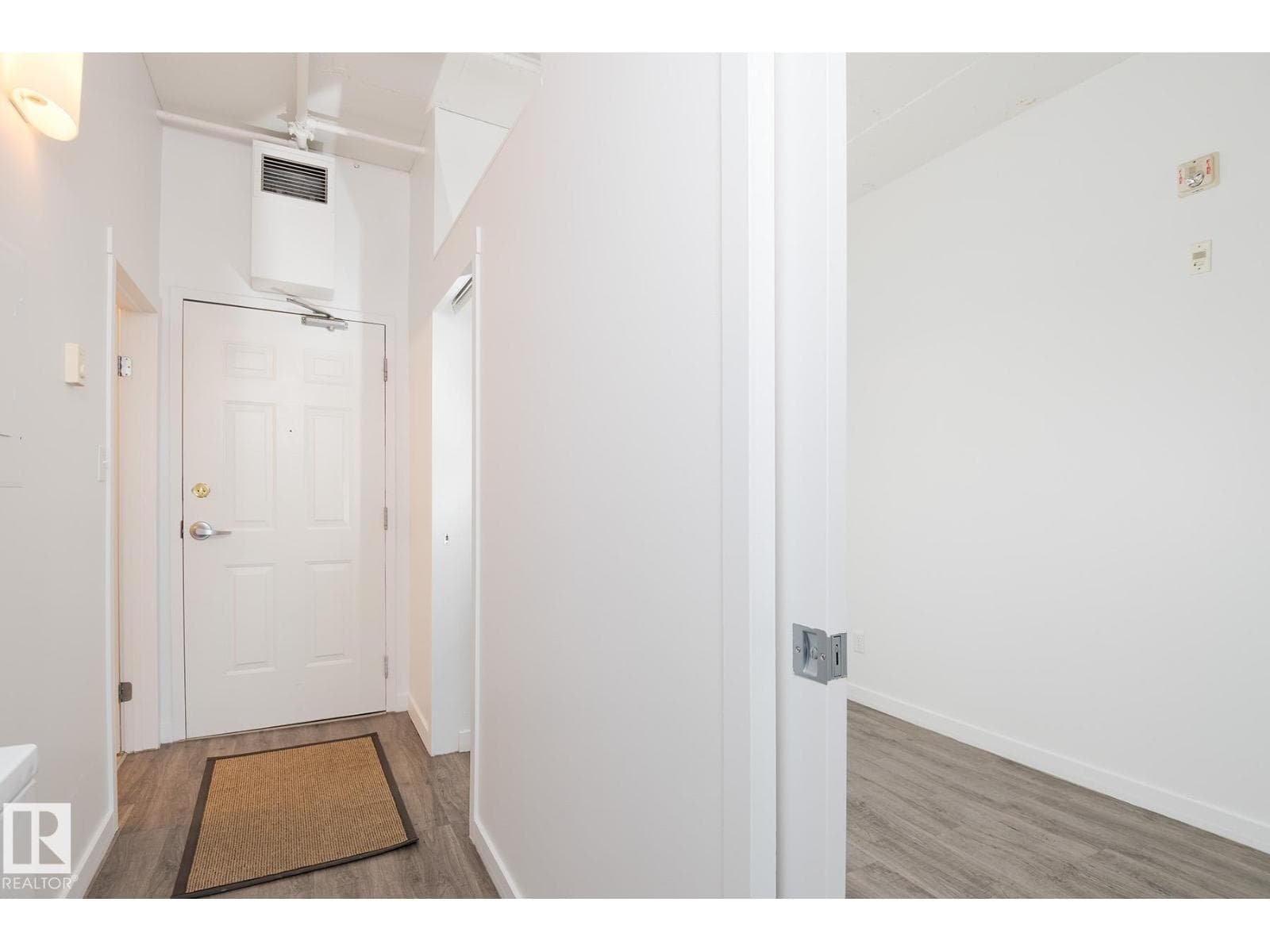 #910 10024 JASPER AV NW — photo 4