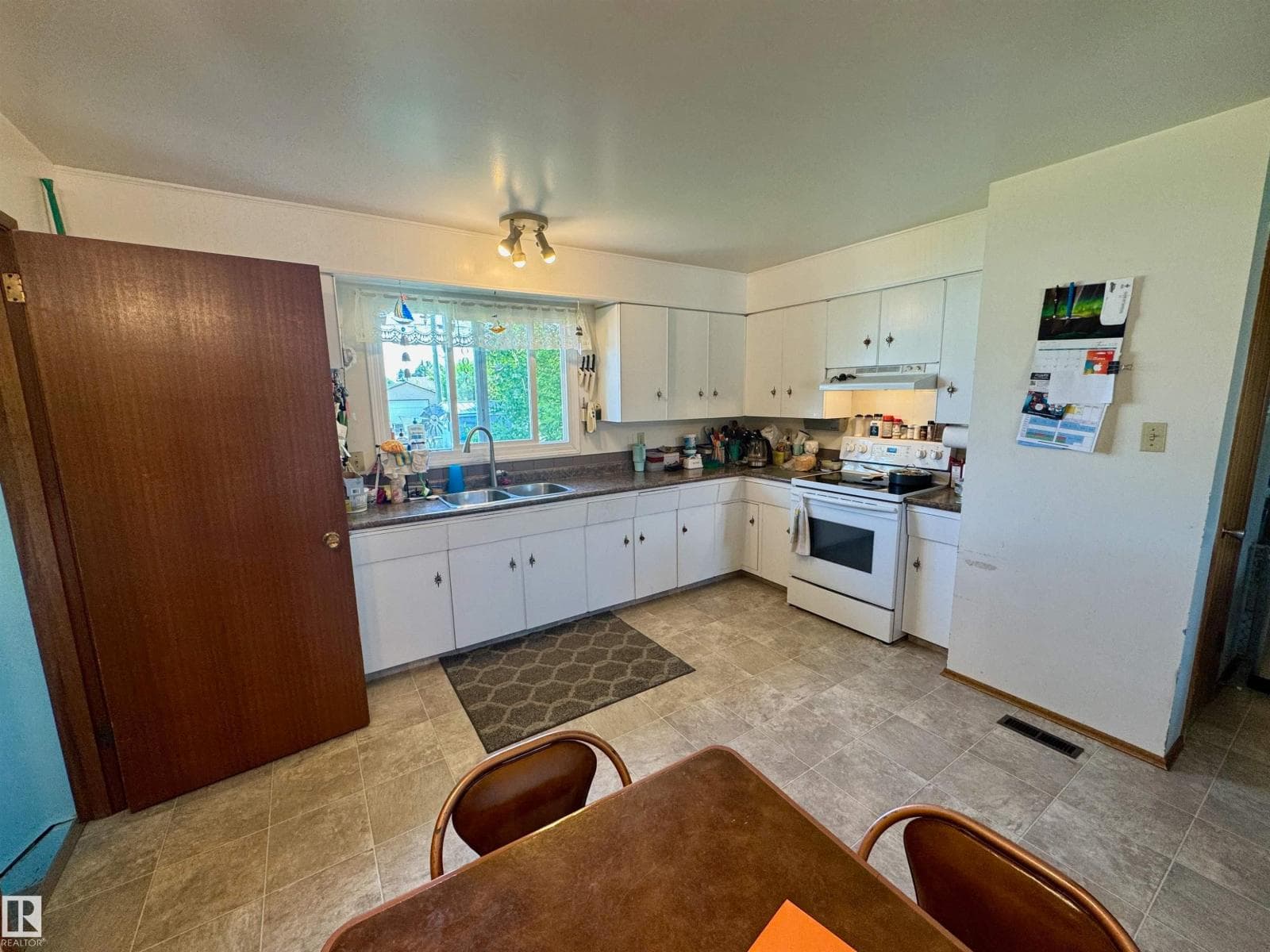 4433 48 AV — photo 2